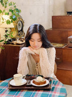 Elegant and simple knitted cardigan 