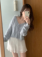 Elegant and simple knitted cardigan 