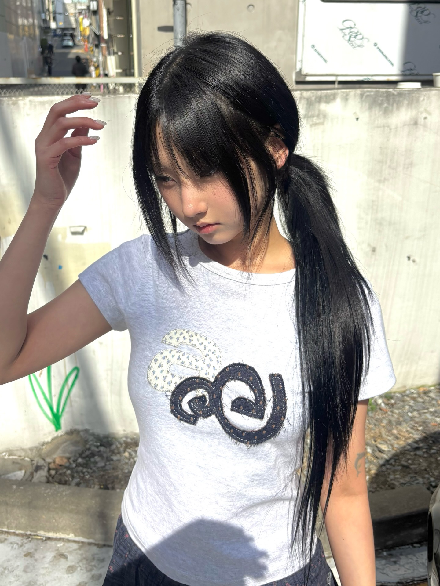 aeae - APPLIQUE FLOWER LOGO TEE