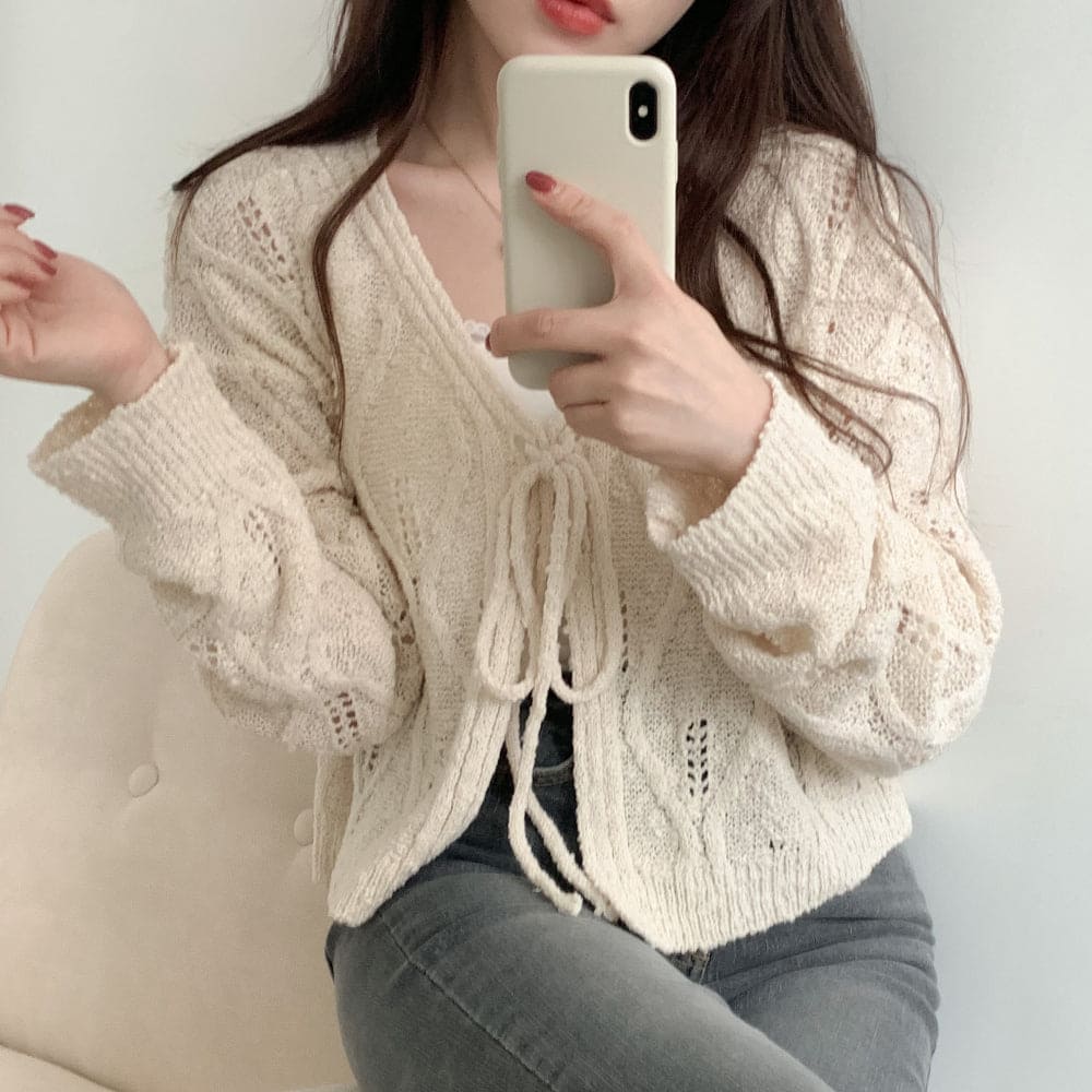 Elegant and simple knitted cardigan 