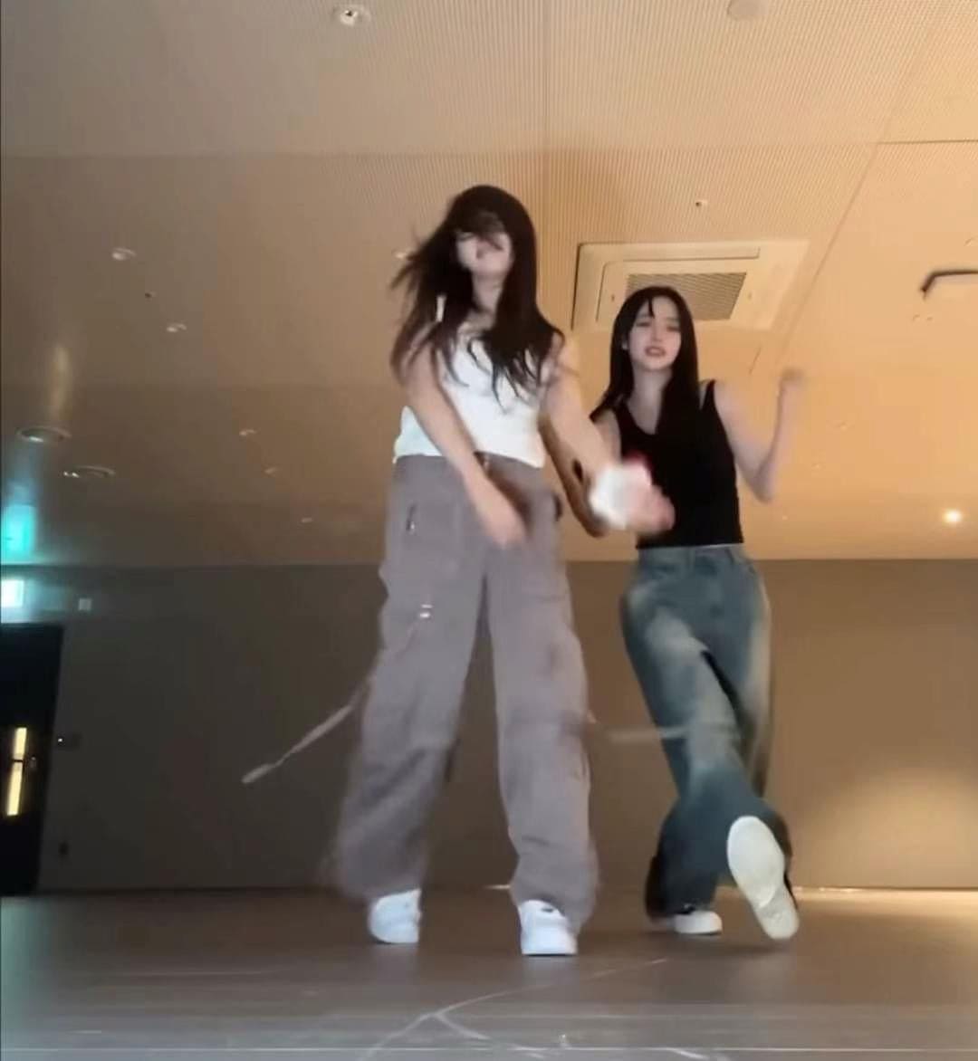 【KARINA同款】Boyfriend Wide Jeans | 韓國直送 | 港澳免運 – DELUNA