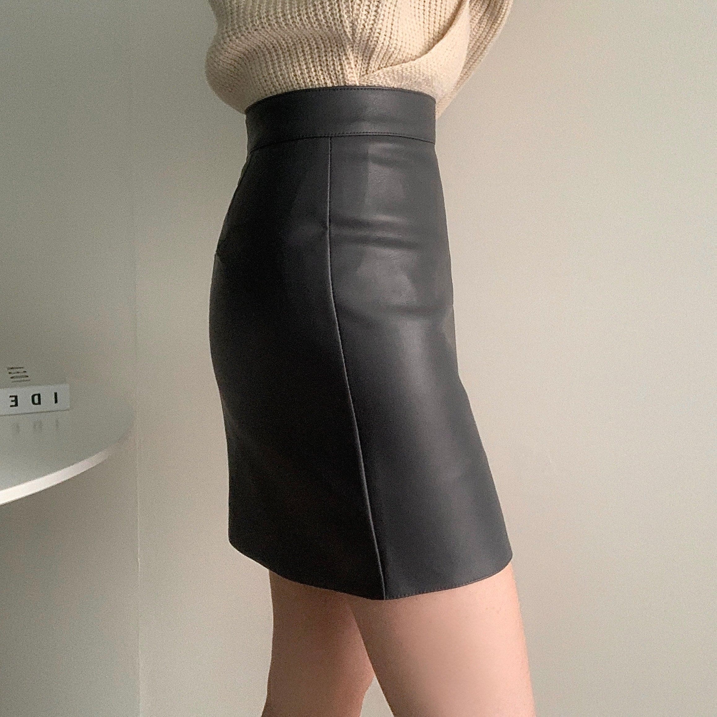 Simple and versatile soft leather skirt 