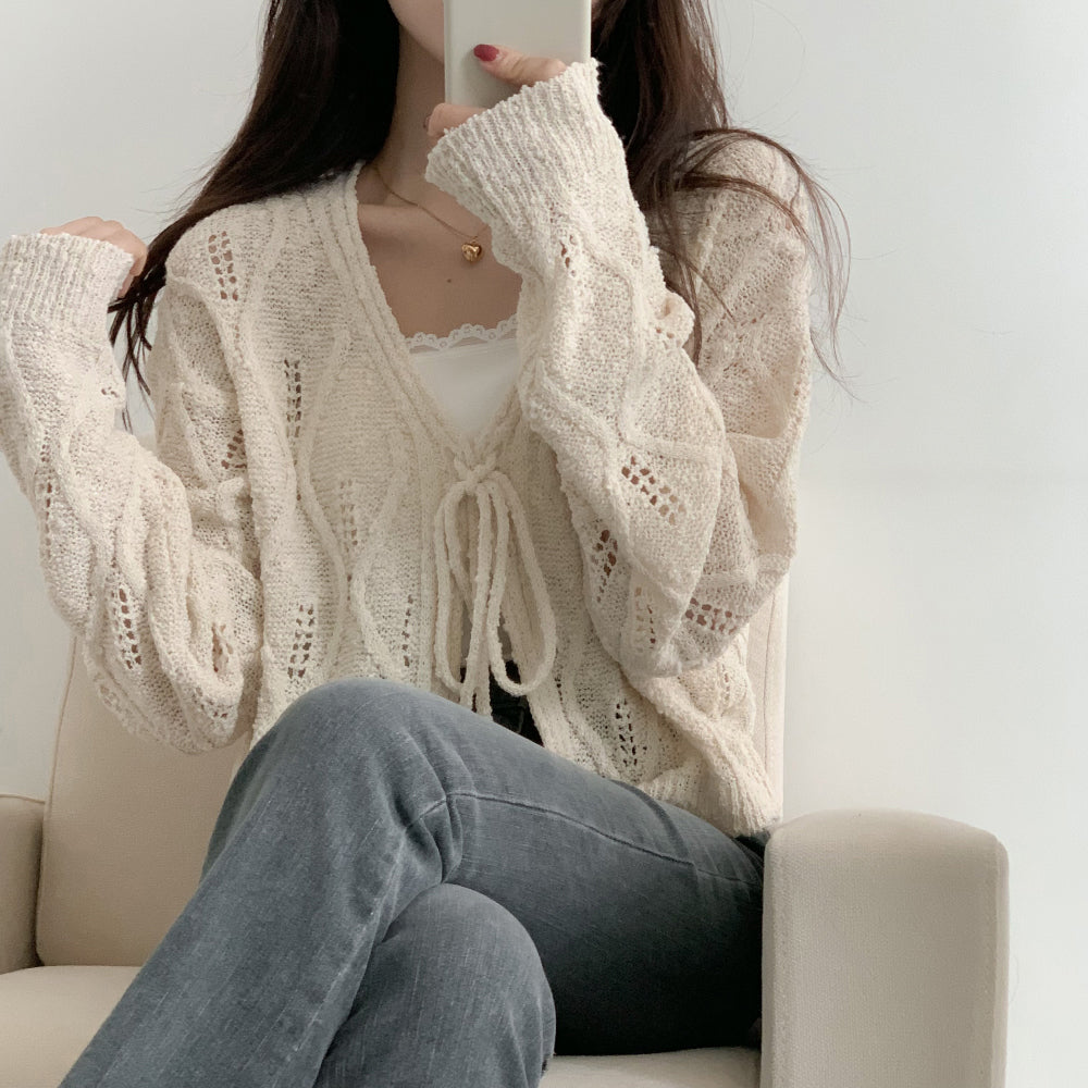 Elegant and simple knitted cardigan 