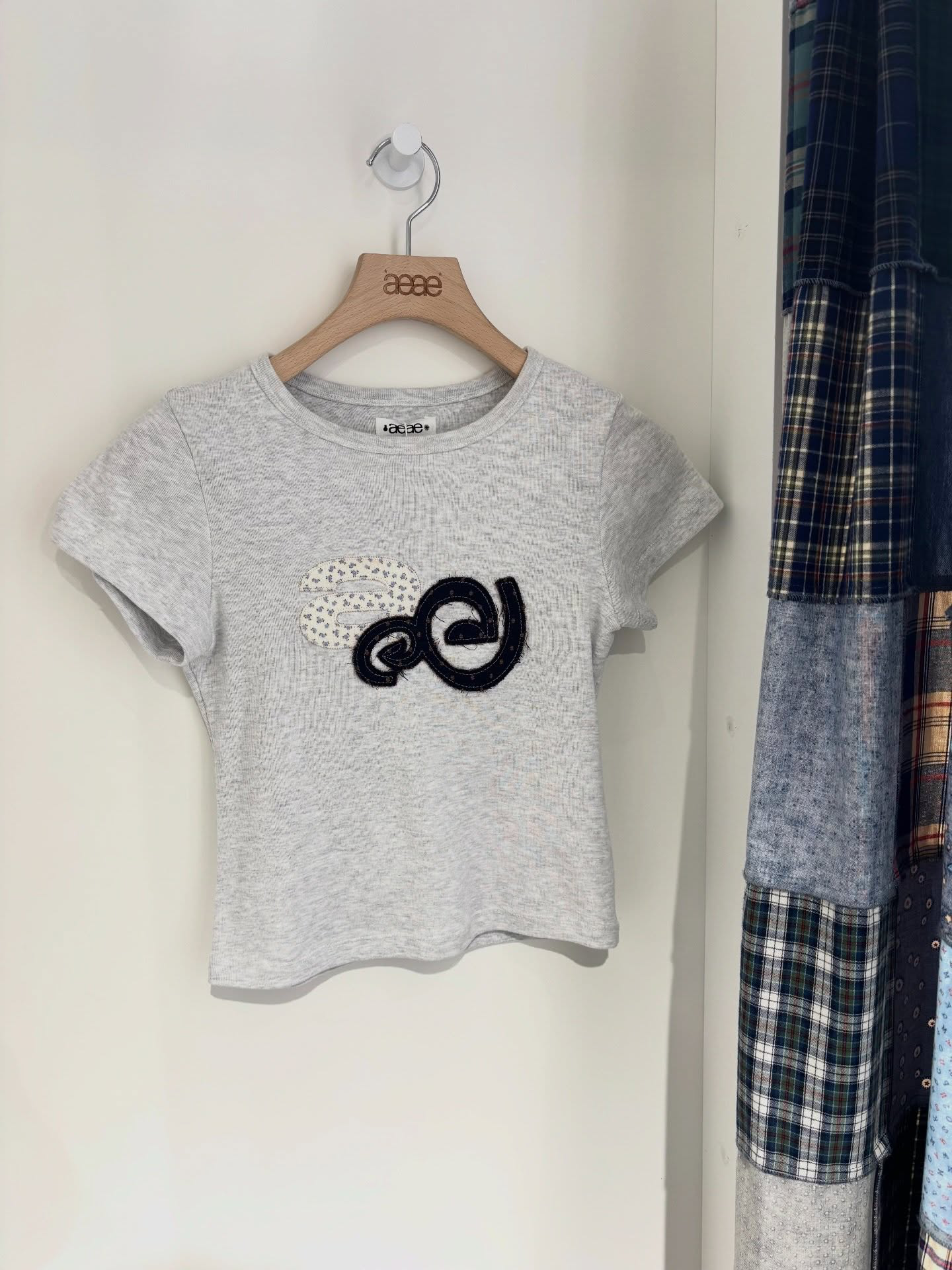 aeae - APPLIQUE FLOWER LOGO TEE