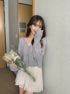 Elegant and simple knitted cardigan 