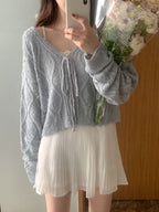 Elegant and simple knitted cardigan 