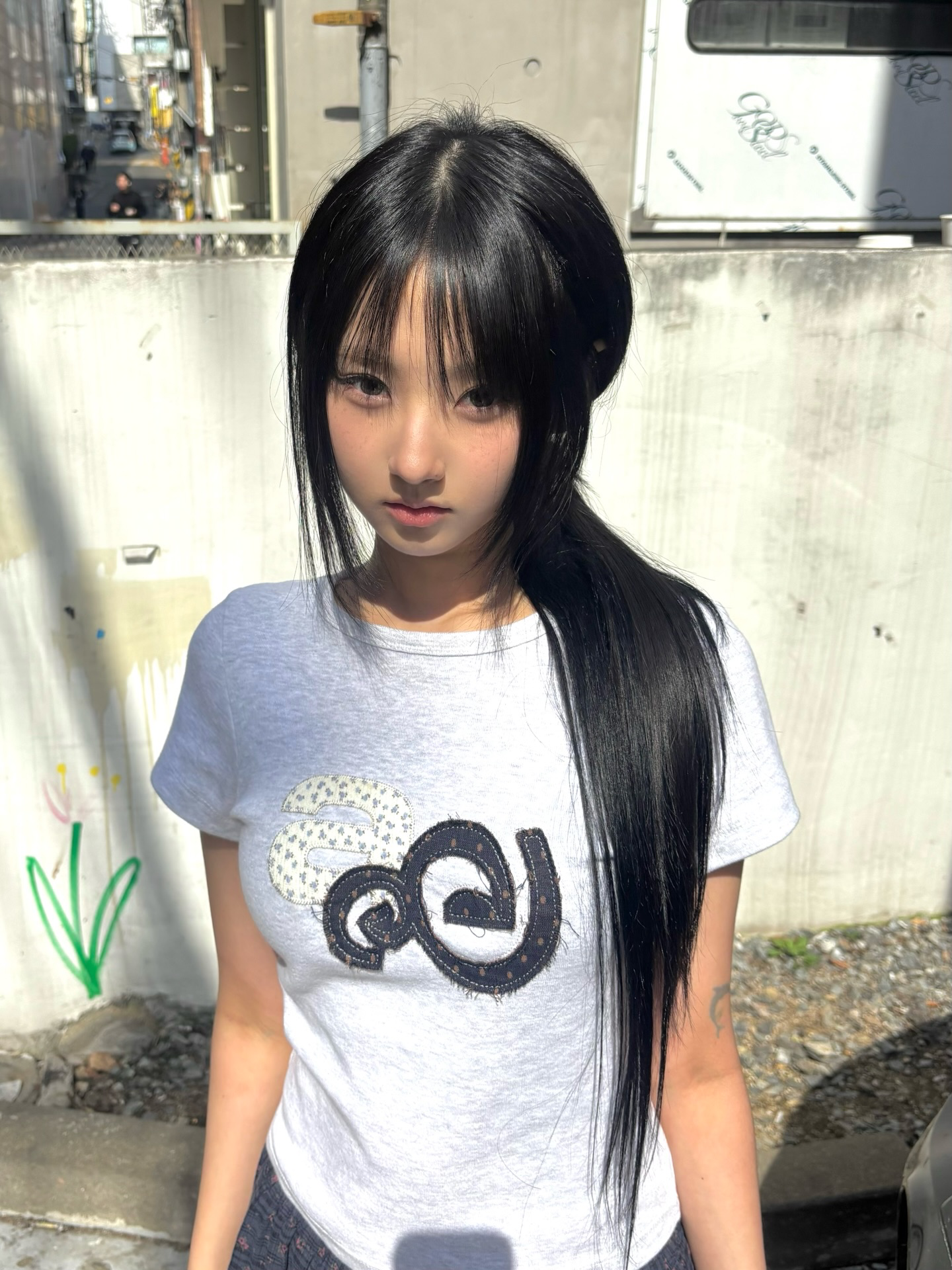 aeae - APPLIQUE FLOWER LOGO TEE