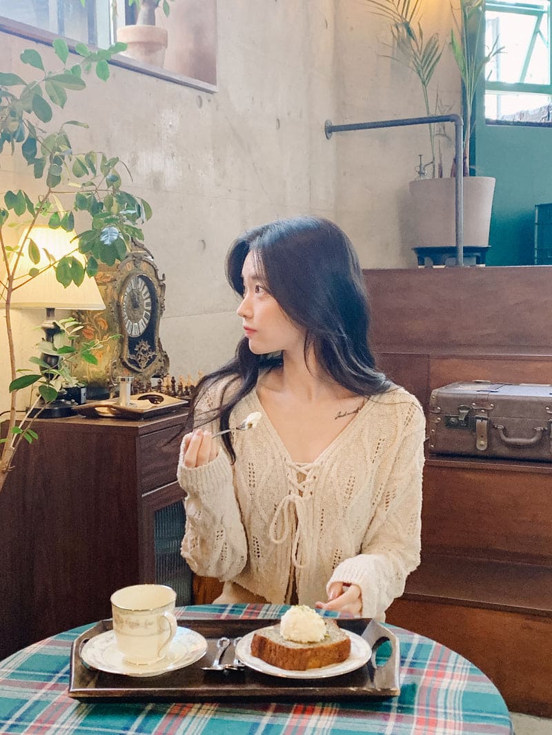 Elegant and simple knitted cardigan 