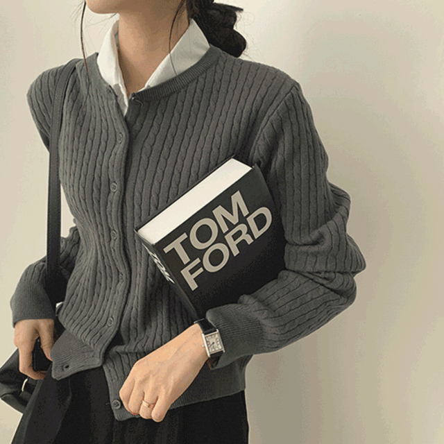 The colors are perfect! Fruit-patterned round neck cable knit cardigan 