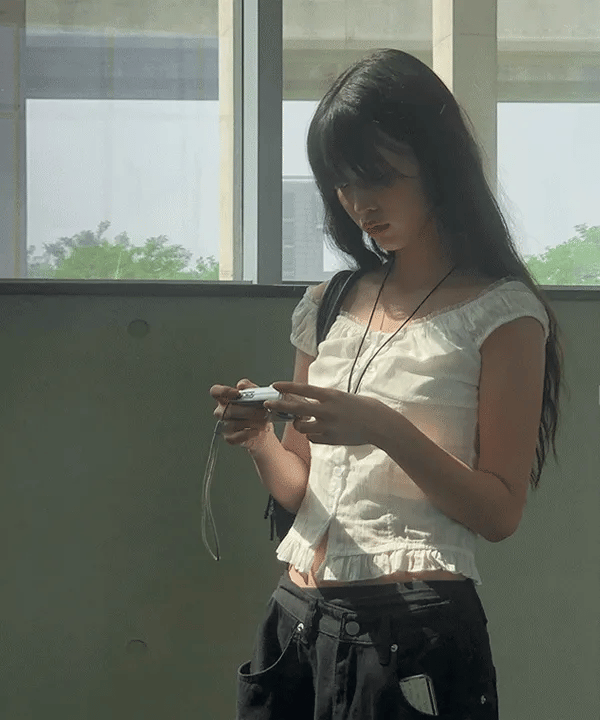 【夏日必備】Ruffles Blouse