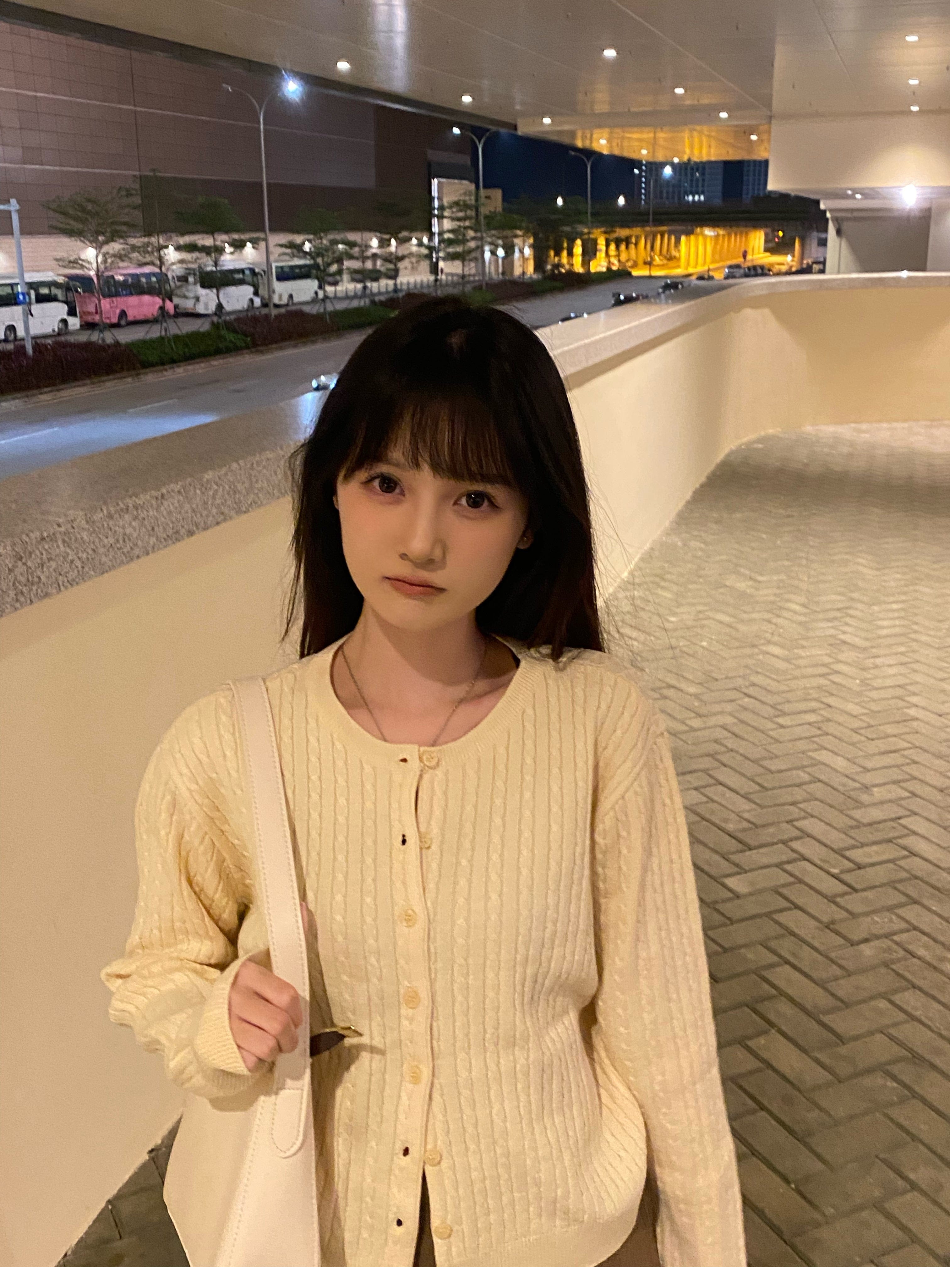 The colors are perfect! Fruit-patterned round neck cable knit cardigan 