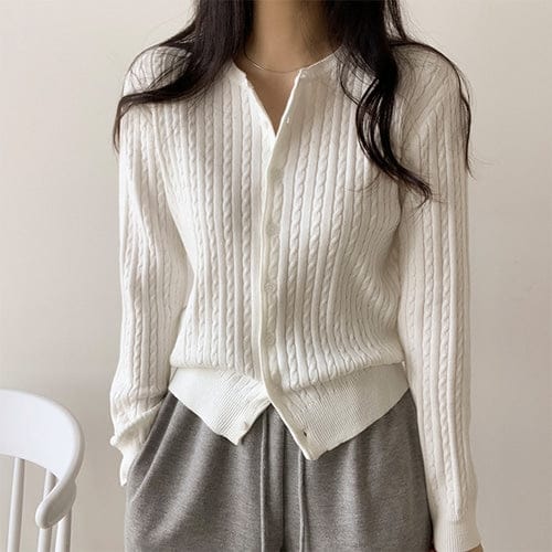 The colors are perfect! Fruit-patterned round neck cable knit cardigan 